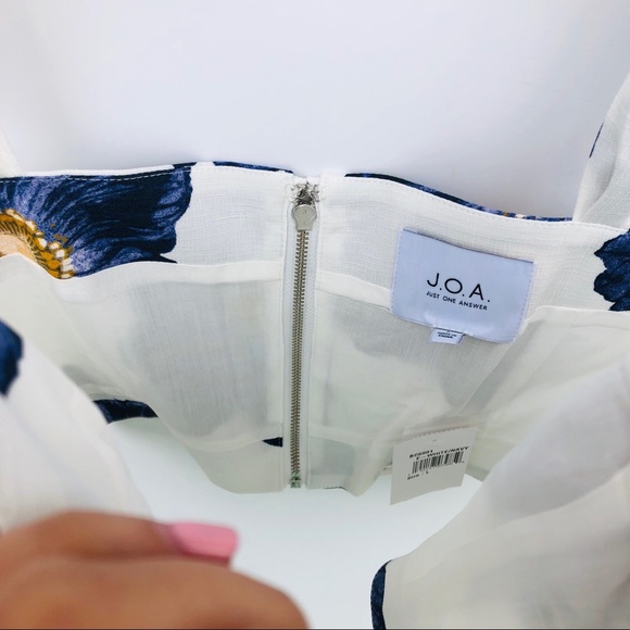 NWT J.O.A. White and Blue Floral Crop Top - Picture 5 of 8